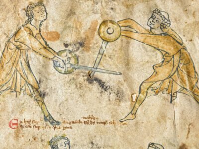 Duas figuras desenhadas a bico de pena num manuscrito medieval, de espada e broquel erguidos, com uma linha de instrução em latim entre elas.